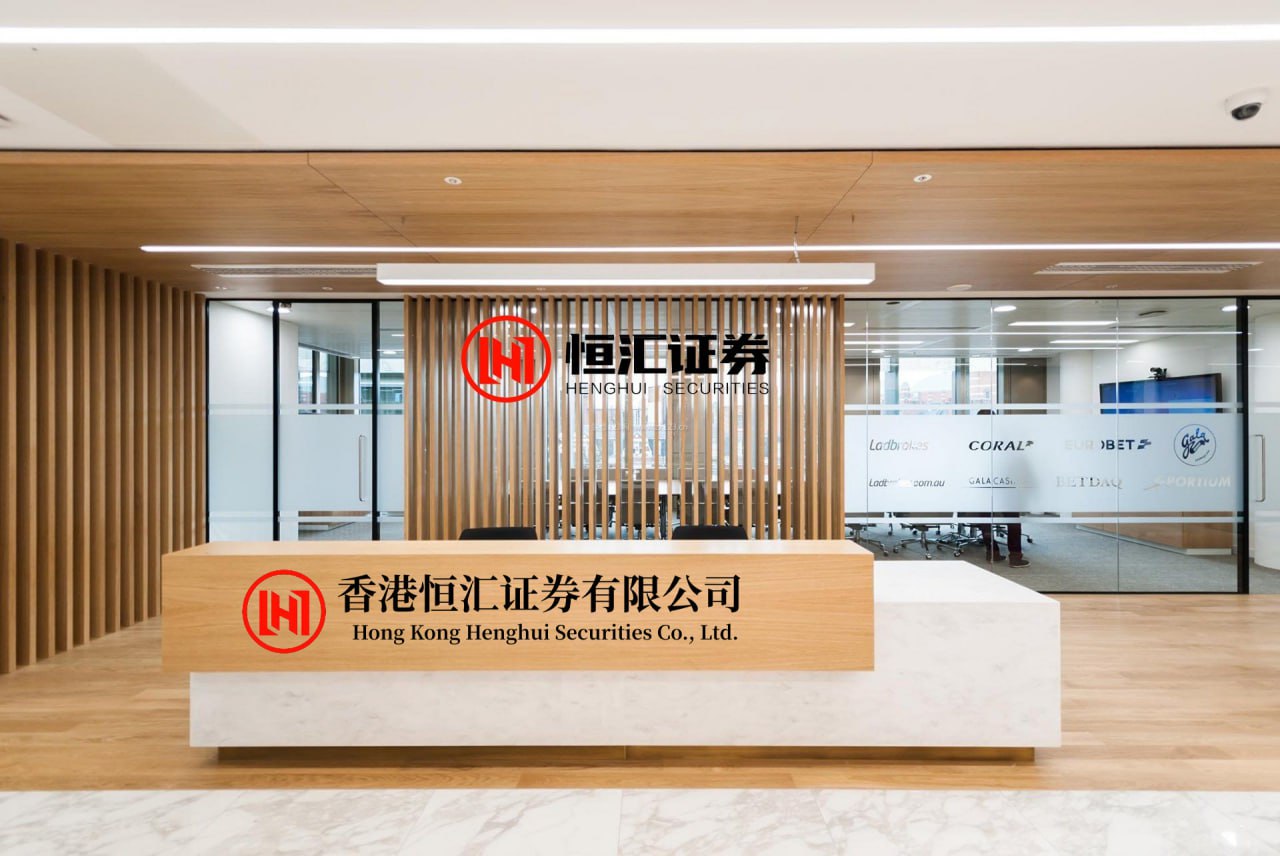 鼎冠优配官网 一天夜晚，武则天以肚子疼为由，将御医沈南璆叫到宫中诊脉。谁料沈南璆的手刚放在武则天的手腕上，就被武则天反手握住，武则天意味深长道：“今夜，你就留下来陪陪朕吧。”深夜的上阳宫，烛火把两个人的影子揉在一起。70岁的武则天突然捂着肚子，说不舒服，点名要御医沈南璆进宫。沈南璆背着药箱一路小...
